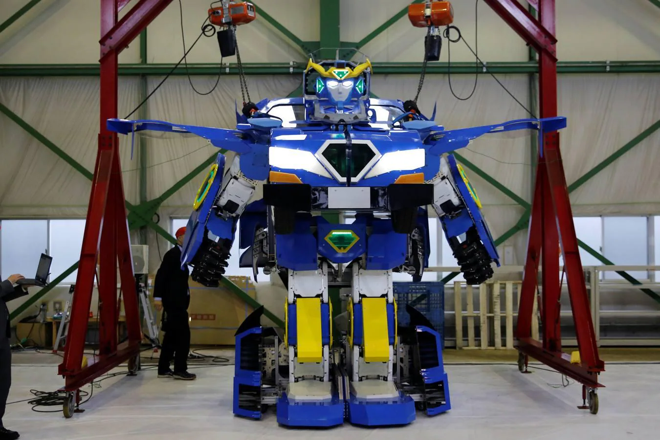 Un nuevo robot denominado «J-deite RIDE», que se transforma en un vehículo para pasajeros, ha sido presentado en Tokio. JHa sido desarrollado por la compañía Brave Robotics Inc, Asratec Corp and Sansei Technologies Inc y convierte en realidad a los míticos transformes de juguetes y películas.