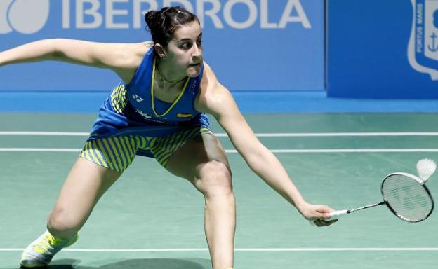 Carolina Marín, en una acción del partido ante Jaquet. 