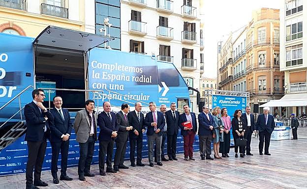 Autoridades, en la plaza de la Constitución de Málaga, este viernes. 