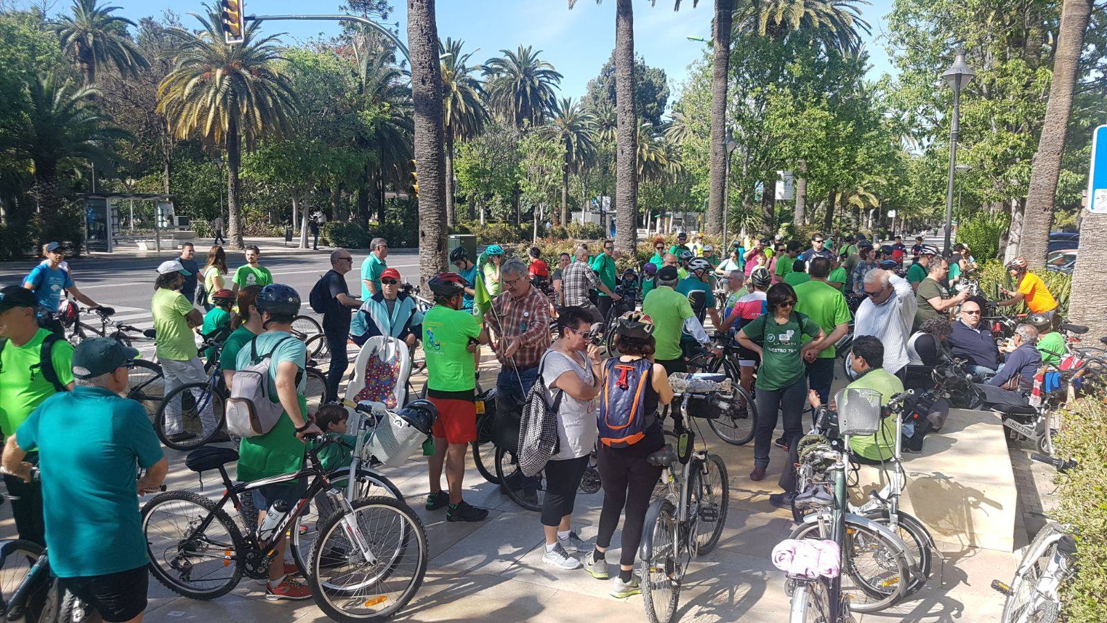 La asociación Ruedas Redondas, la plataforma ciudadana Bosque Urbano Málaga y la Mesa por un Bosque Urbano en los Antiguos Terrenos de Repsol convocan una marcha ciclista Por un Pulmón Verde para Málaga, cuyo objetivo es reclamar una zona verde de más de 17,7 hectáreas.