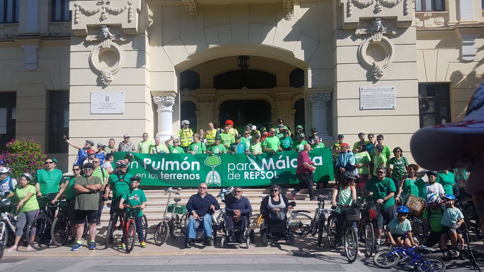 La asociación Ruedas Redondas, la plataforma ciudadana Bosque Urbano Málaga y la Mesa por un Bosque Urbano en los Antiguos Terrenos de Repsol convocan una marcha ciclista Por un Pulmón Verde para Málaga, cuyo objetivo es reclamar una zona verde de más de 17,7 hectáreas.