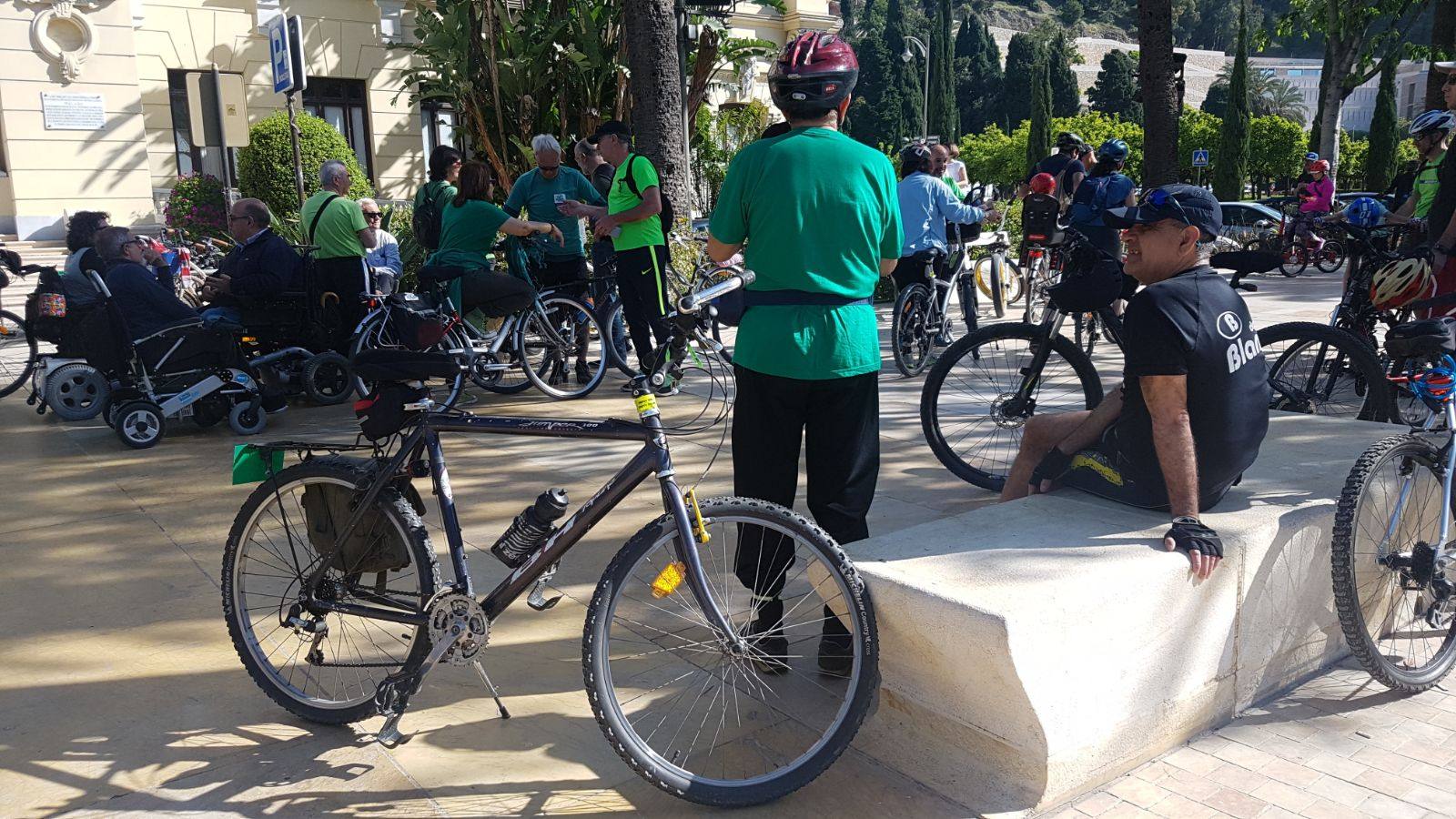 La asociación Ruedas Redondas, la plataforma ciudadana Bosque Urbano Málaga y la Mesa por un Bosque Urbano en los Antiguos Terrenos de Repsol convocan una marcha ciclista Por un Pulmón Verde para Málaga, cuyo objetivo es reclamar una zona verde de más de 17,7 hectáreas.