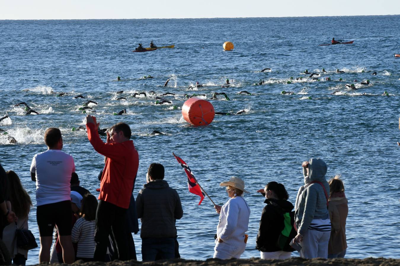 El británico David McNamee ha conquistado el primer Ironman 70.3 Marbella que abre el calendario europeo de la especialidad. En total había 2.500 inscritos