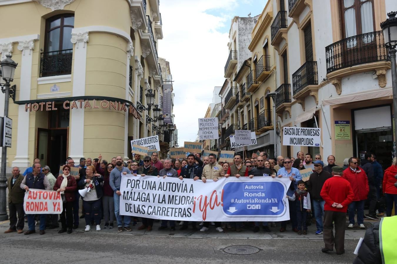 Una manifestación recorre las calles de la ciudad del Tajo por una mejora de las comunicaciones