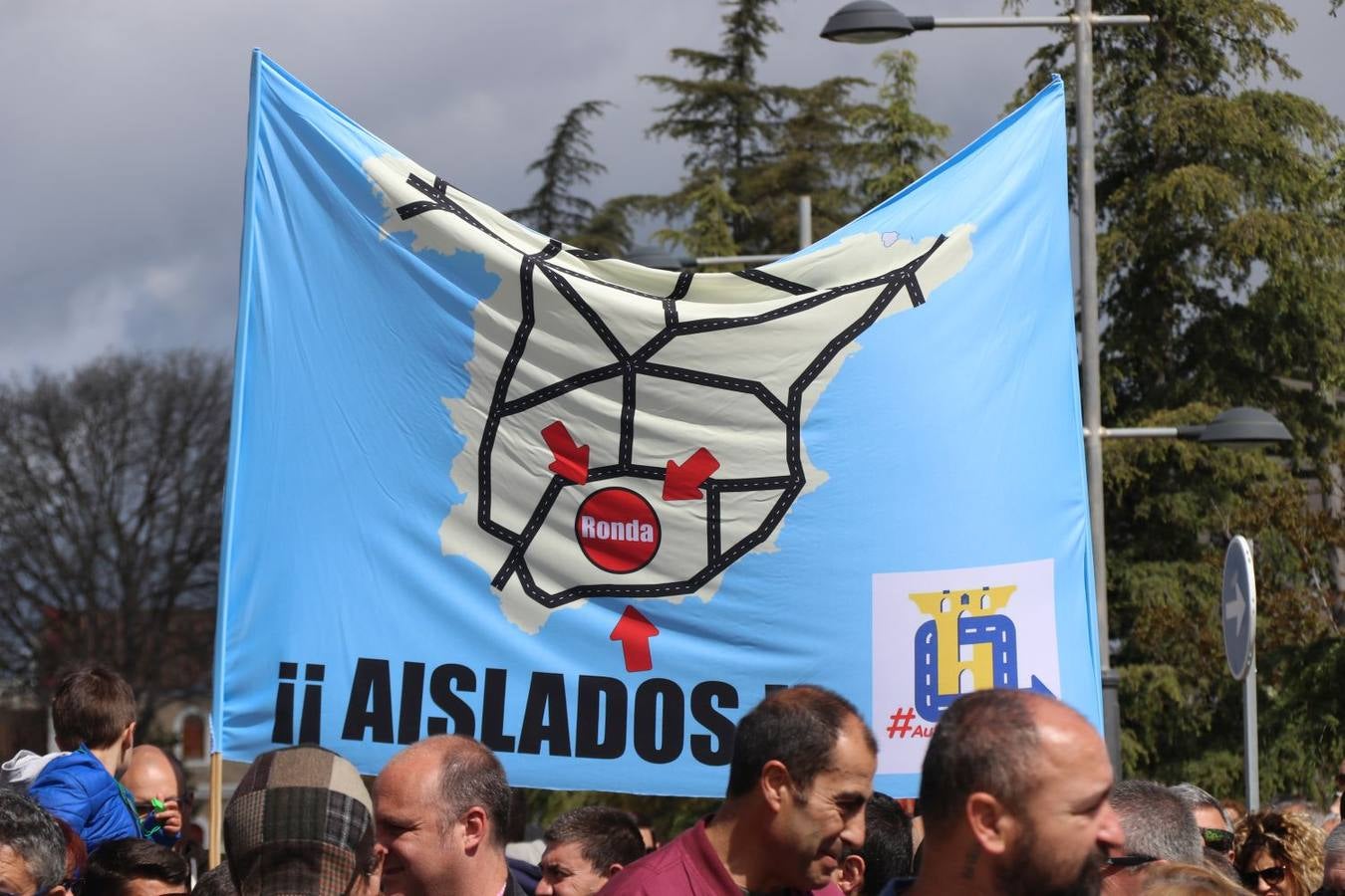 Una manifestación recorre las calles de la ciudad del Tajo por una mejora de las comunicaciones