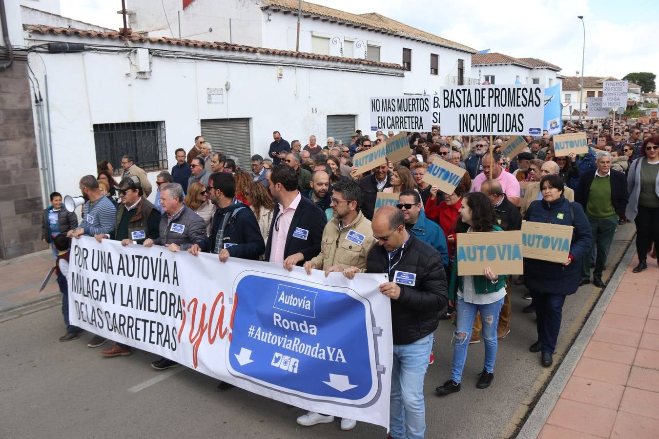 Una manifestación recorre las calles de la ciudad del Tajo por una mejora de las comunicaciones