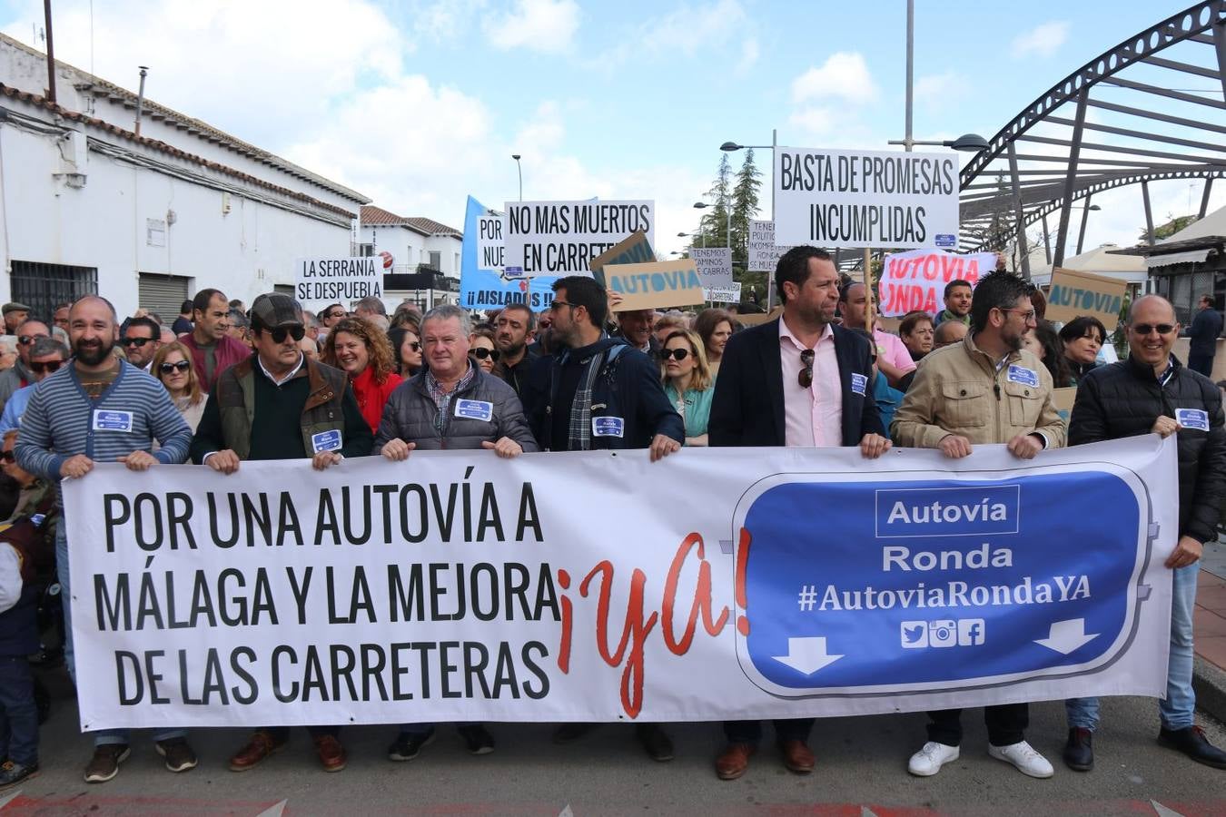 Una manifestación recorre las calles de la ciudad del Tajo por una mejora de las comunicaciones