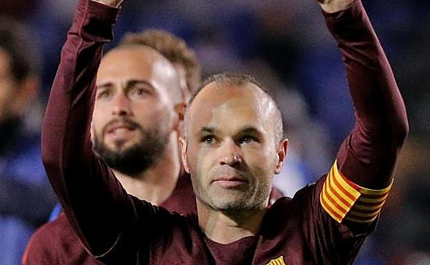 Andrés Iniesta celebra la Liga en Riazor. 