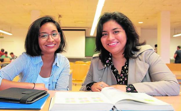 Rossmarie (derecha) y su hermana Evelyn, en la Facultad de Comercio y Gestión. 