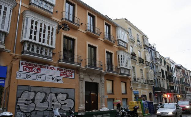 Fachada del edificio, con los cierros de madera recuperados.