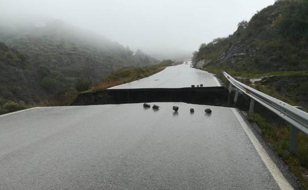 Imagen del socavón producido por las lluvias a prinicipios de marzo.