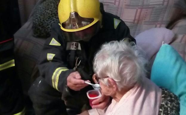 Rescatan a una mujer de 94 años en Nueva Málaga que llevaba horas en el suelo tras sufrir una caída
