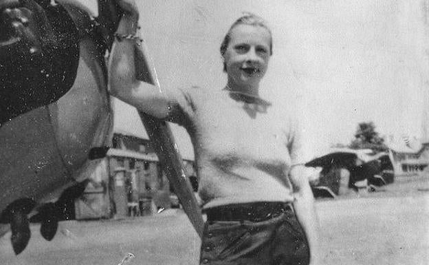 Margaret Mary Lynn junto a un avión de enseñanza Piper Cub, en julio de 1940. 