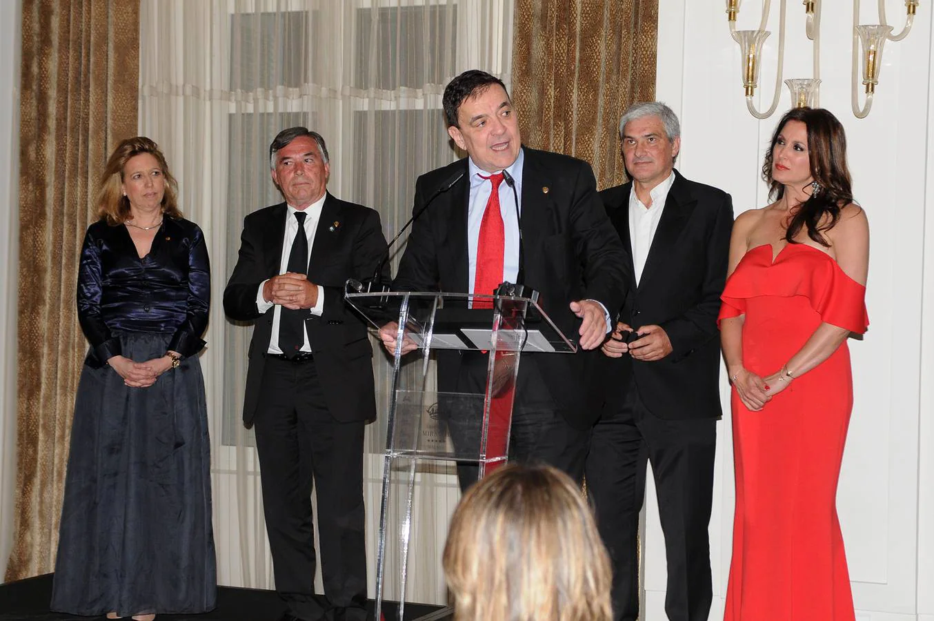 De izquierda a derecha, Elvira Maeso, José Cobos y Pedro Luis Gómez, ‘Gotas de agua de oro 2018’, junto al presidente de la Pozos Sin Fronteras, Francisco J. San Emeterio, y la presentadora Eva Ruiz.
