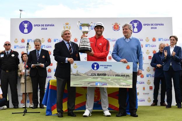 Rahm posa con el título junto al presidente de la RFEG, Gonzaga Escauriaza, y el ministro de Deportes, íñigo Méndez de Vigo. :: rfeg