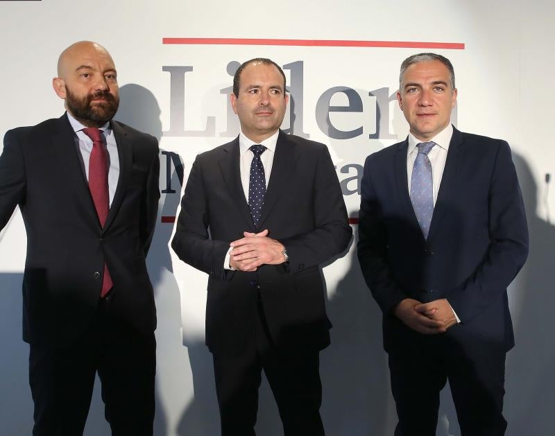 El Aeropuerto de Málaga ya tiene en marcha actuaciones para subir su capacidad máxima hasta los 29 millones de viajeros. Serán dos millones más que la actual y diez millones más que los actuales. Así lo ha anunciado esta mañana el presidente y consejero delegado de Aeropuertos Españoles y Navegación Aérea (Aena), Jaime García-Legaz, durante la celebración del foro Lidera Málaga, organizado por SUR, la Diputación de Málaga y el hotel AC Málaga Palacio