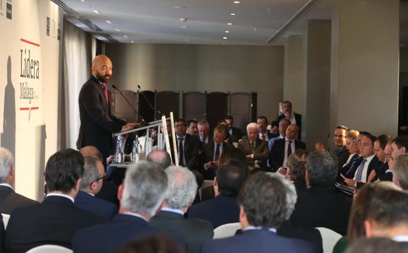 El Aeropuerto de Málaga ya tiene en marcha actuaciones para subir su capacidad máxima hasta los 29 millones de viajeros. Serán dos millones más que la actual y diez millones más que los actuales. Así lo ha anunciado esta mañana el presidente y consejero delegado de Aeropuertos Españoles y Navegación Aérea (Aena), Jaime García-Legaz, durante la celebración del foro Lidera Málaga, organizado por SUR, la Diputación de Málaga y el hotel AC Málaga Palacio