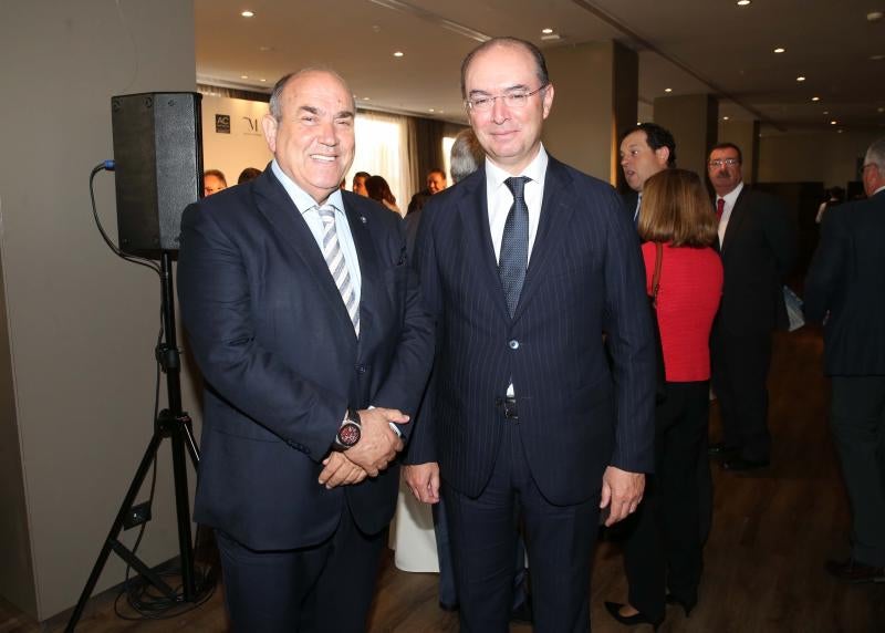 El Aeropuerto de Málaga ya tiene en marcha actuaciones para subir su capacidad máxima hasta los 29 millones de viajeros. Serán dos millones más que la actual y diez millones más que los actuales. Así lo ha anunciado esta mañana el presidente y consejero delegado de Aeropuertos Españoles y Navegación Aérea (Aena), Jaime García-Legaz, durante la celebración del foro Lidera Málaga, organizado por SUR, la Diputación de Málaga y el hotel AC Málaga Palacio