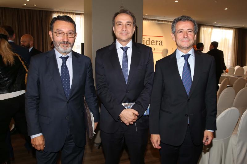 El Aeropuerto de Málaga ya tiene en marcha actuaciones para subir su capacidad máxima hasta los 29 millones de viajeros. Serán dos millones más que la actual y diez millones más que los actuales. Así lo ha anunciado esta mañana el presidente y consejero delegado de Aeropuertos Españoles y Navegación Aérea (Aena), Jaime García-Legaz, durante la celebración del foro Lidera Málaga, organizado por SUR, la Diputación de Málaga y el hotel AC Málaga Palacio