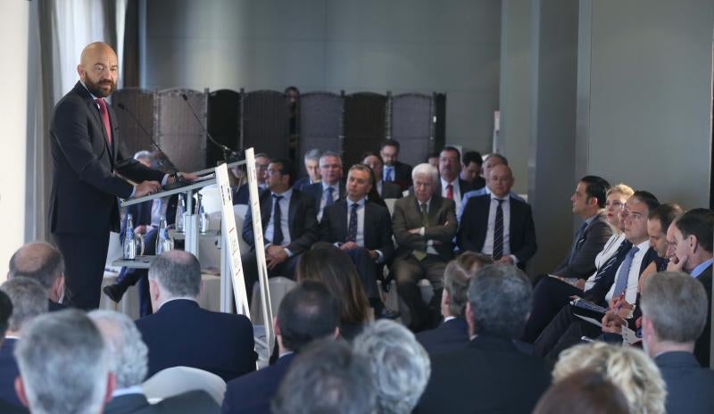El Aeropuerto de Málaga ya tiene en marcha actuaciones para subir su capacidad máxima hasta los 29 millones de viajeros. Serán dos millones más que la actual y diez millones más que los actuales. Así lo ha anunciado esta mañana el presidente y consejero delegado de Aeropuertos Españoles y Navegación Aérea (Aena), Jaime García-Legaz, durante la celebración del foro Lidera Málaga, organizado por SUR, la Diputación de Málaga y el hotel AC Málaga Palacio
