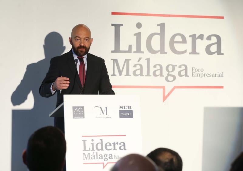 El Aeropuerto de Málaga ya tiene en marcha actuaciones para subir su capacidad máxima hasta los 29 millones de viajeros. Serán dos millones más que la actual y diez millones más que los actuales. Así lo ha anunciado esta mañana el presidente y consejero delegado de Aeropuertos Españoles y Navegación Aérea (Aena), Jaime García-Legaz, durante la celebración del foro Lidera Málaga, organizado por SUR, la Diputación de Málaga y el hotel AC Málaga Palacio