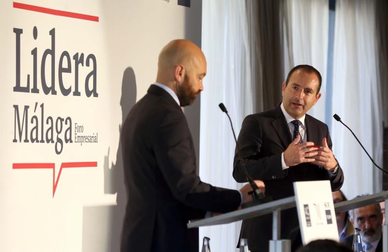 El Aeropuerto de Málaga ya tiene en marcha actuaciones para subir su capacidad máxima hasta los 29 millones de viajeros. Serán dos millones más que la actual y diez millones más que los actuales. Así lo ha anunciado esta mañana el presidente y consejero delegado de Aeropuertos Españoles y Navegación Aérea (Aena), Jaime García-Legaz, durante la celebración del foro Lidera Málaga, organizado por SUR, la Diputación de Málaga y el hotel AC Málaga Palacio