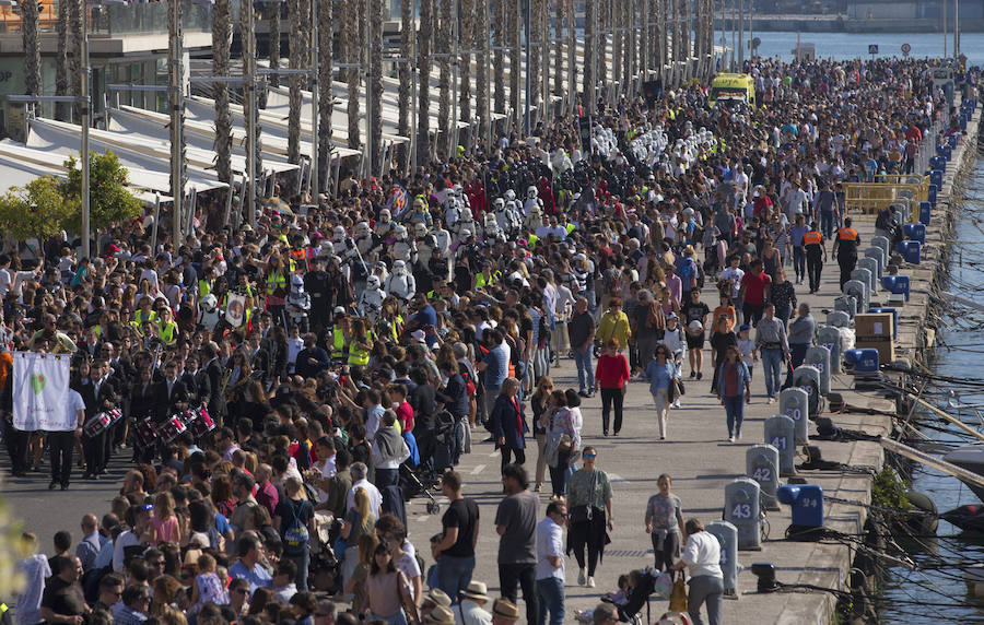 Así es el desfile de la Legión 501 de Star Wars por el Centro de Málaga organizado por la Fundación Andrés Olivares.