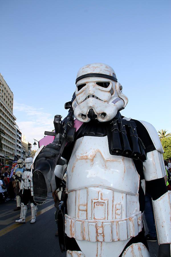 Así es el desfile de la Legión 501 de Star Wars por el Centro de Málaga organizado por la Fundación Andrés Olivares.