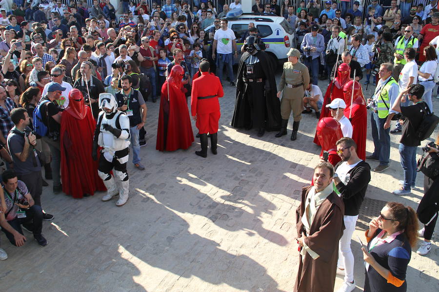 Así es el desfile de la Legión 501 de Star Wars por el Centro de Málaga organizado por la Fundación Andrés Olivares.