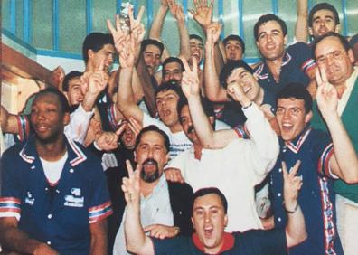 Imagen secundaria 1 - Arriba, Imbroda y Ramírez festejan el ascenso. Abajo, celebración en el vestuario y Enrique Fernández, en una jugada. 