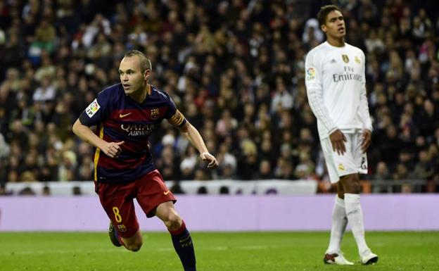 Iniesta y Varane en el clásico de la ida