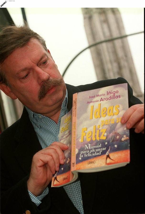 José María Iñigo presenta en Bilbao su libro 'Ideas para ser feliz' en 1998.