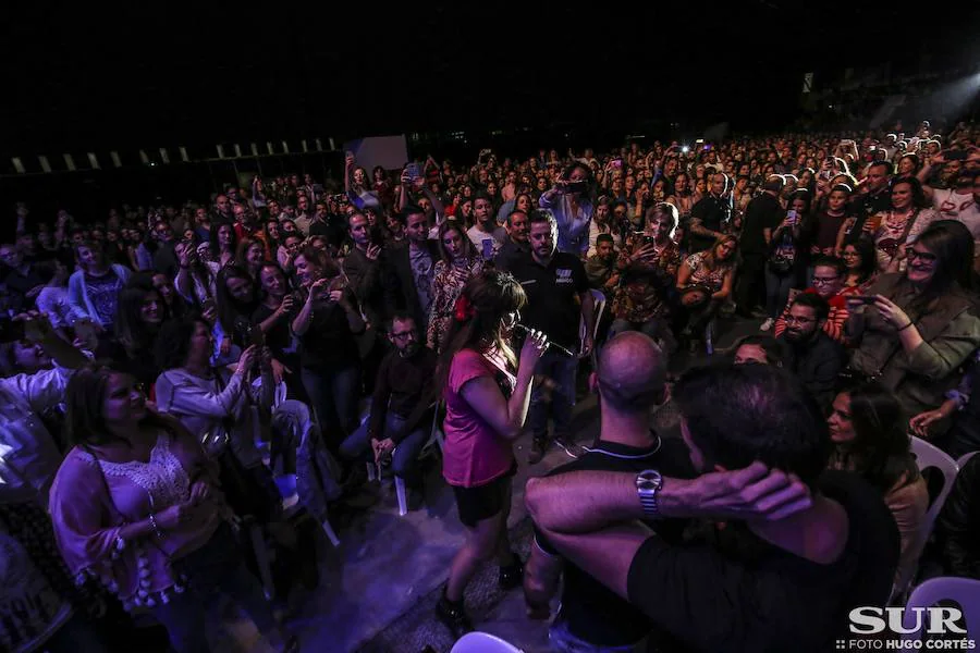 Rozalén dio ayer muestras de su buen hacer en el Palacio de Ferias de Málaga. Letras cuidadas cargadas de emociones que ella envuelve de pegadizas melodías y que también llegaron a personas con discapacidad auditiva con una intérprete en el escenario.