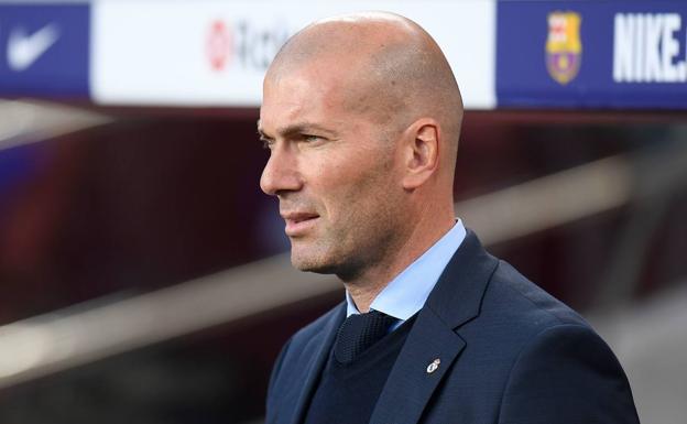 Zinedine Zidane, en el banquillo del Camp Nou. 