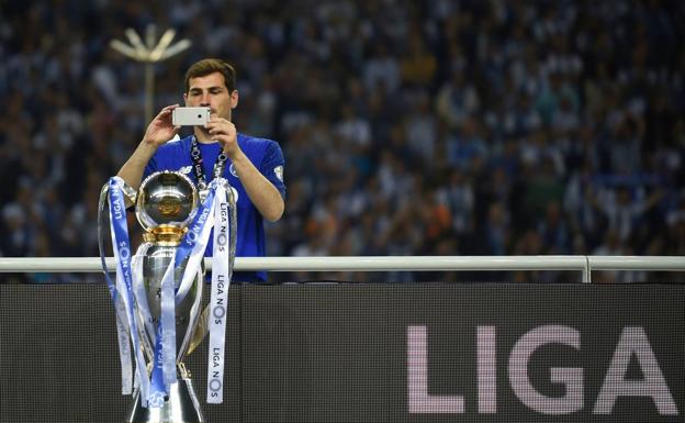 Iker Casillas fotografía el trofeo de la Liga. 