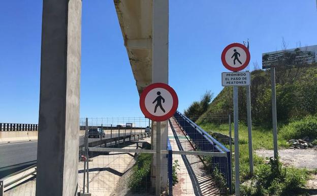 Fomento ordenó cerrar la pasarela tras la denuncia del Ayuntamiento de Mijas y de los usuarios. 
