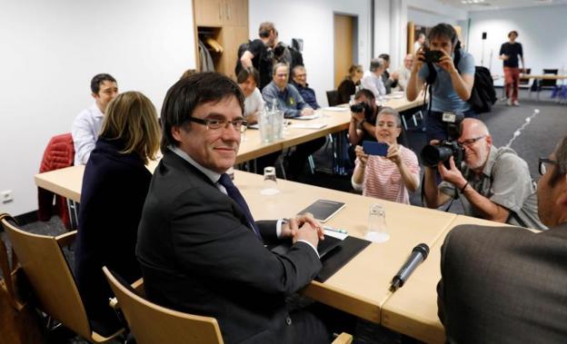 El Consejo de Ministros convocará una reunión extraordinaria para frenar la investidura de Puigdemont