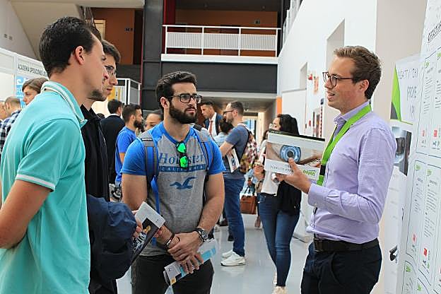 Un joven en el 'stand' de una empresa. :: a. jiménez