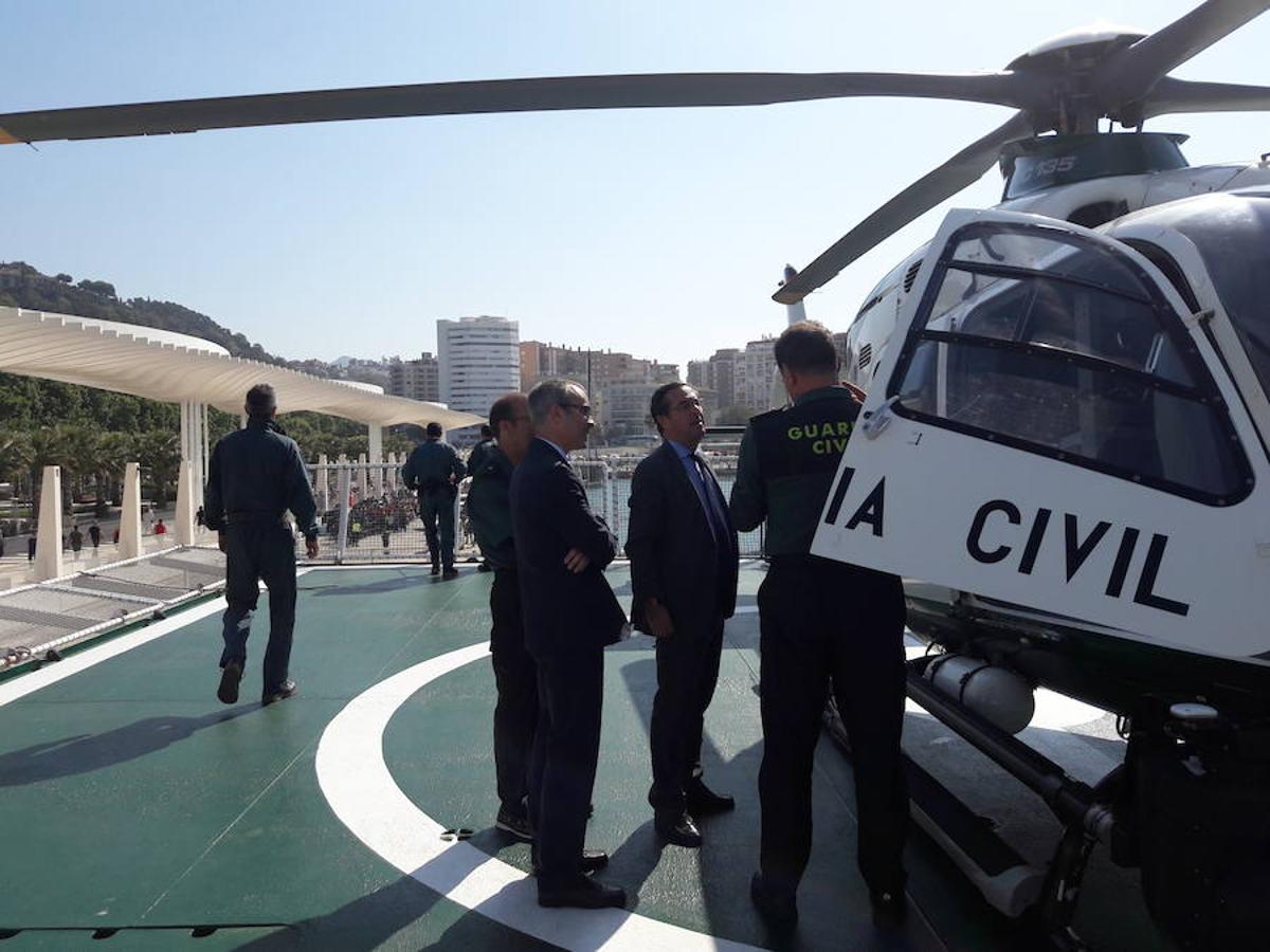 Este jueves, la Guardia Civil ha llevado a cabo un simulacro de rescate de pateras con barco y helicóptero en el Puerto de Málaga ante 600 estudiantes dentro del Plan Director de la Subdelegación provincial.