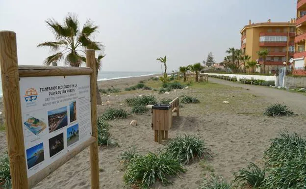 Imagen reciente del paseo marítimo de Torre de Benagalbón. 