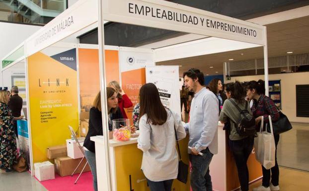 Uno del centenar de 'stand' informativos que se encuentran en la Facultad de Ingenierías. 