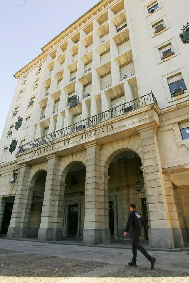 Imagen de archivo de la fachada principal de la Audiencia Provincial de Sevilla.