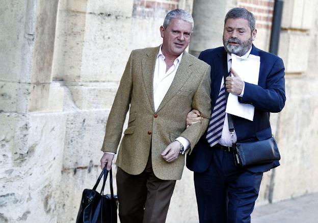 Crespo, con su abogado, durante el juicio de Fitur. :: m. bruque / efe
