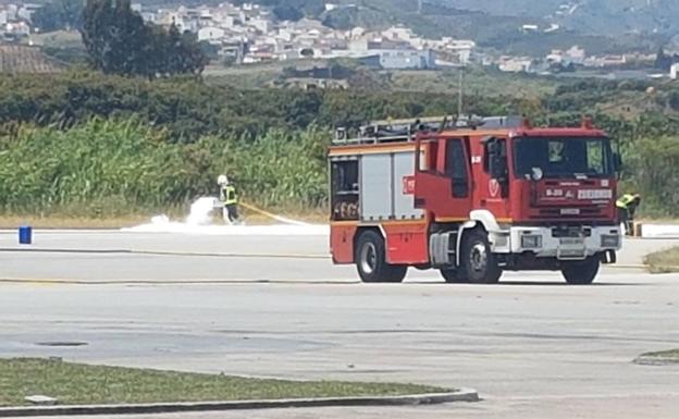 Bomberos, en el momento de preparar la pista con espuma para el aterrizaje de emergencia.