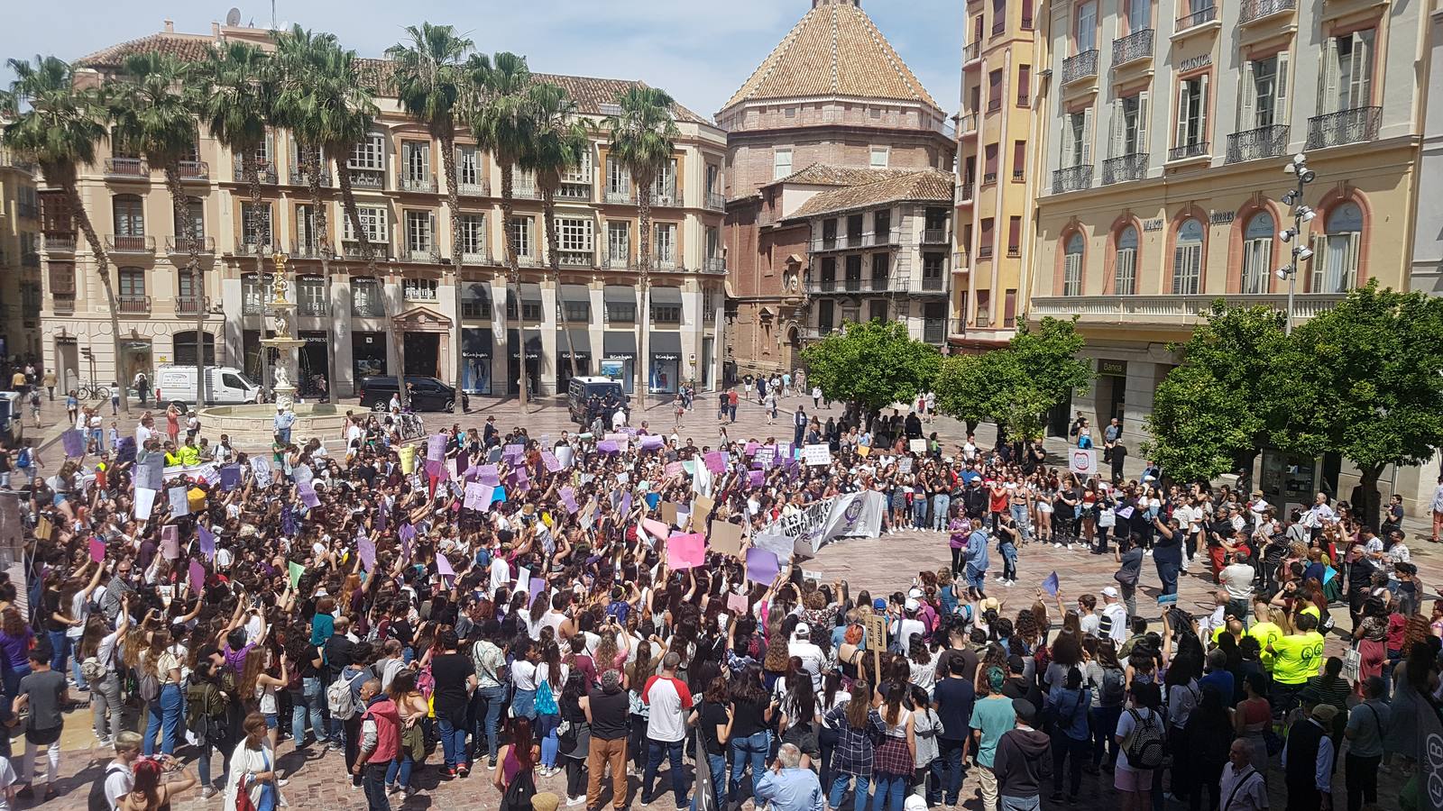 Al mediodía de este jueves se celebraba una concentración en la Plaza de la Constitución que finalmente terminaba en manifestación por las calles del centro