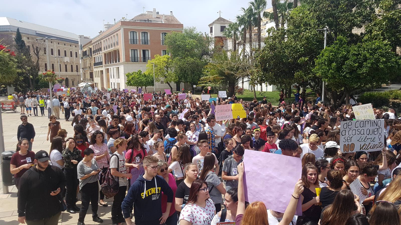 Al mediodía de este jueves se celebraba una concentración en la Plaza de la Constitución que finalmente terminaba en manifestación por las calles del centro