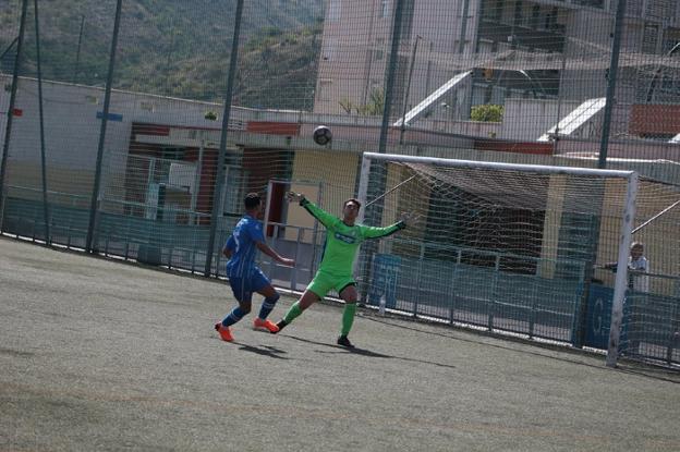 El delantero del Puerto Malagueño define por encima del portero del Granada para hacer uno de los cinco goles de su equipo.:: 