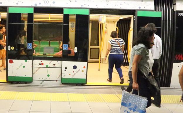 Imagen de archivo de viajeros en el metro de Málaga.