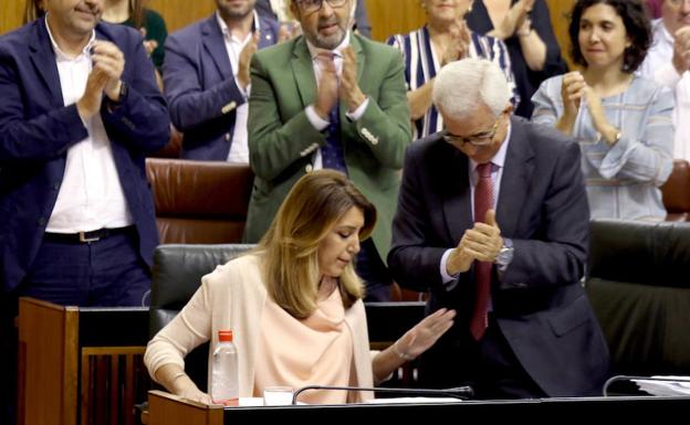 El grupo socialista aplaude la intervención de la presidenta de la Junta, Susana Díaz. 