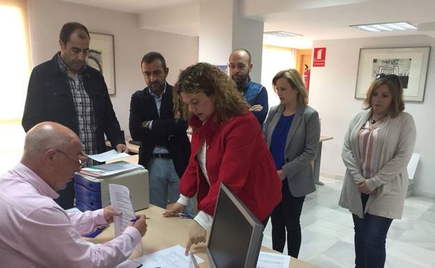 Teresa Valdenebro, en el centro, durante la entrega de su precandidatura.